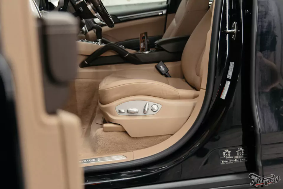 Комплексная химчистка салона и обработка кожи керамикой для Porsche Cayenne